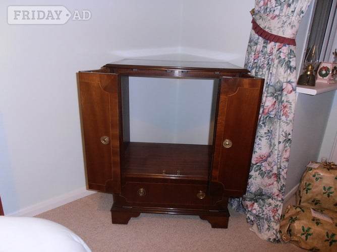 Reproduction Mahogany TV/Video Cabinet. A very nice piece of furniture to be used in various ways. In very good condition and worth viewing. Buyer collects