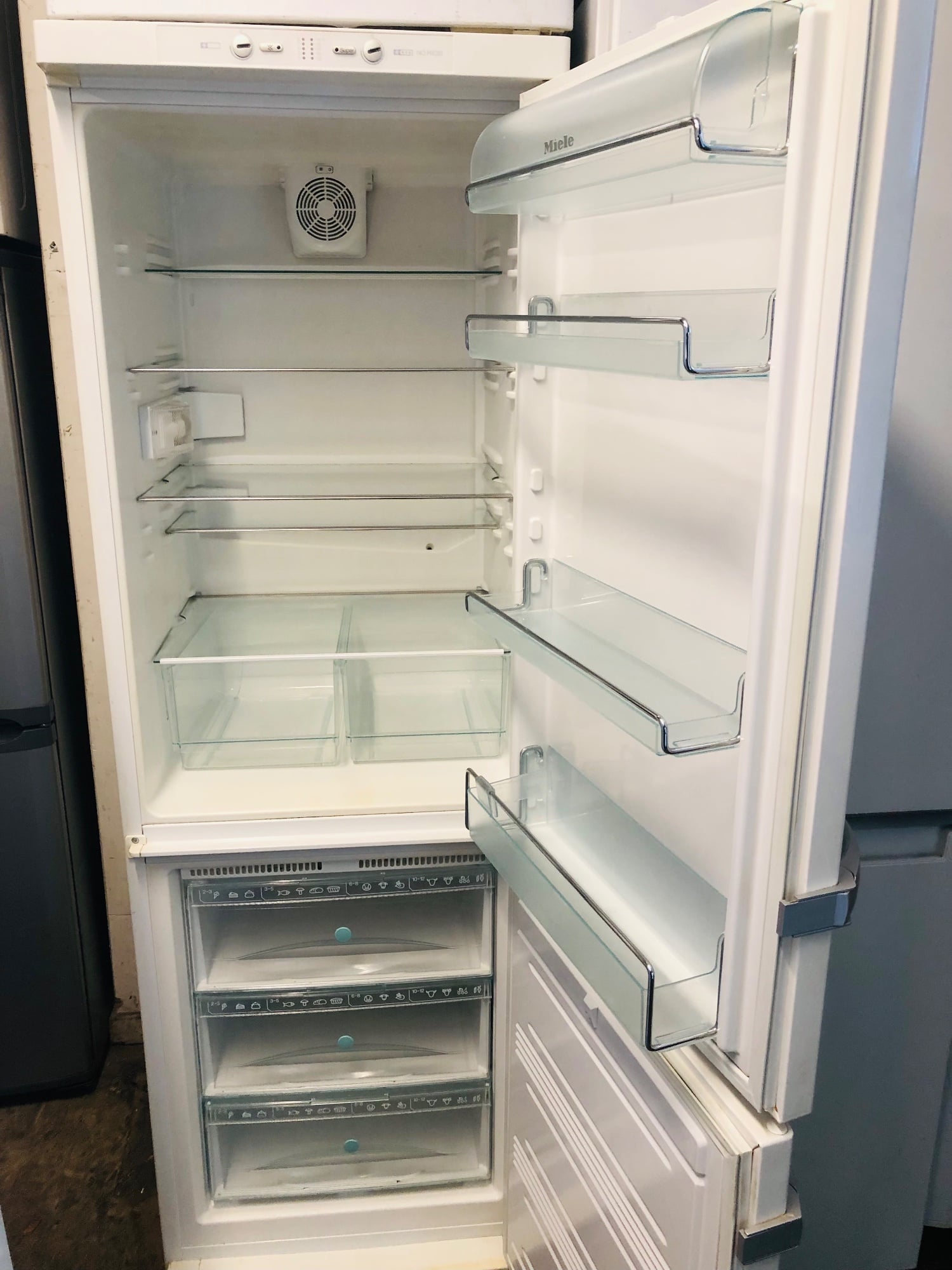 Miele Frost free fridge freezer inGood condition 