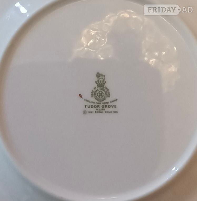 Royal Doulton fine bone china 8 settings dinner service - Cookware & Dining in Crowborough