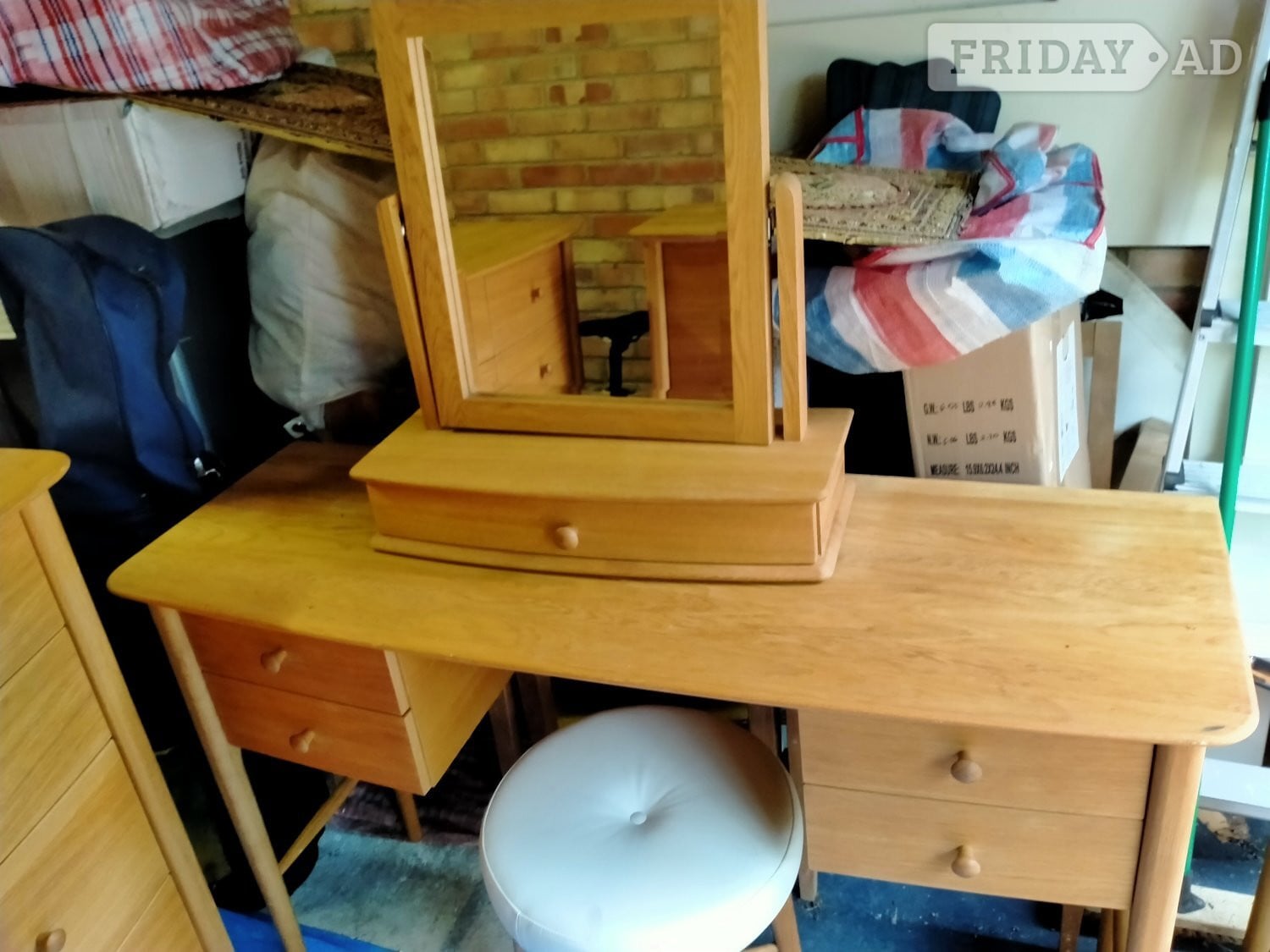 Gorgeous Oak dressing table with mirror and stool. in Eastbourne