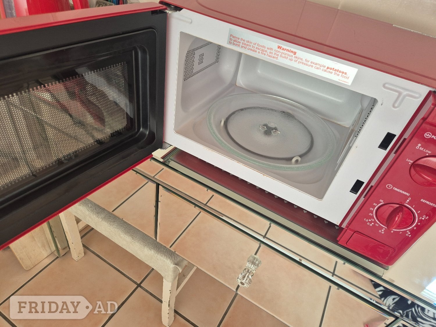 Red microwave, good condition  in Brighton
