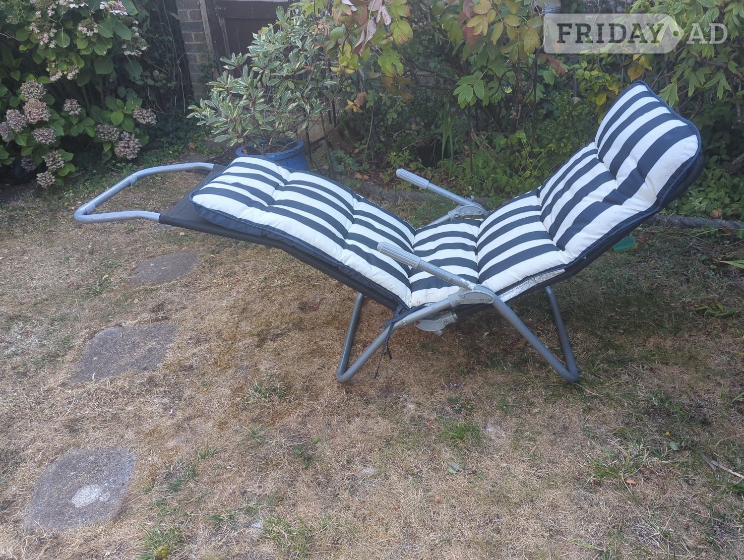 Reclining garden chair/ sun lounger  
