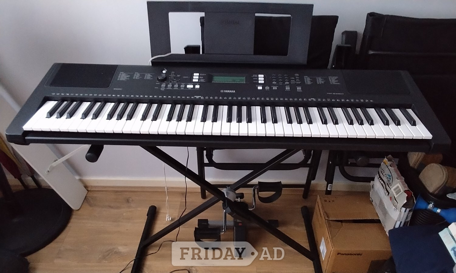 Keyboard and Stand Yamaha - Musical Instruments in Eastbourne