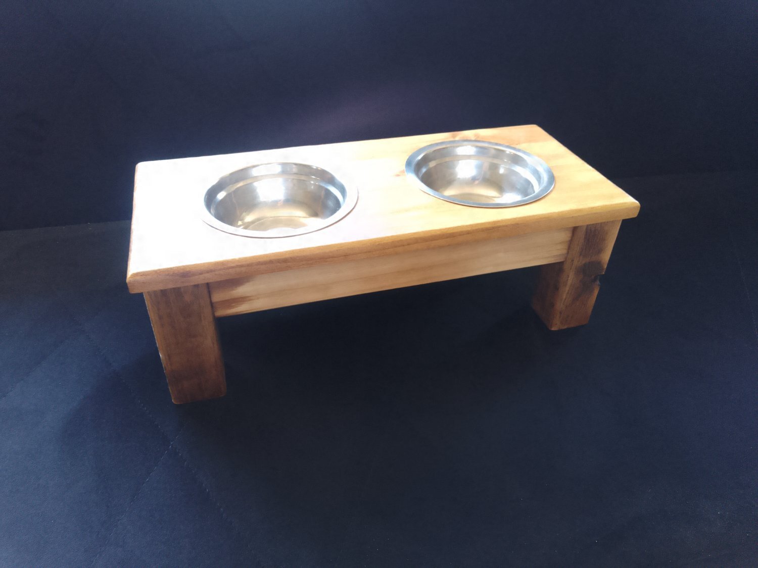 Raised feeding bowls for cats and small dogs 
