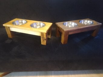 Raised feeding bowls for cats and small dogs 