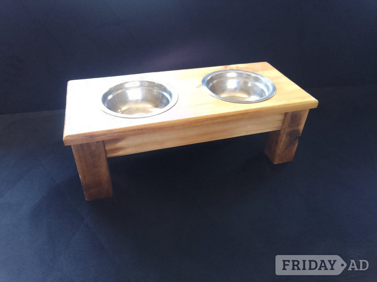 Raised feeding bowls for cats and small dogs 