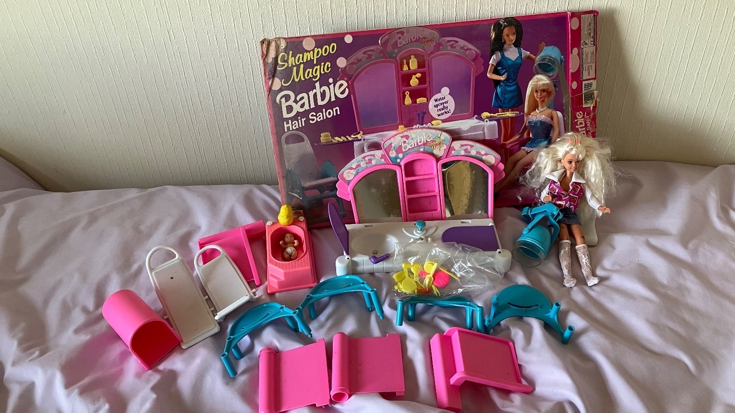 Barbie Shampoo Magic Hair Salon Playset with 1x Barbie