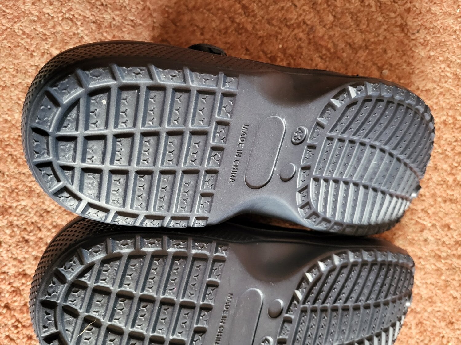 mens " peacocks " crock shoes size 9 see discription