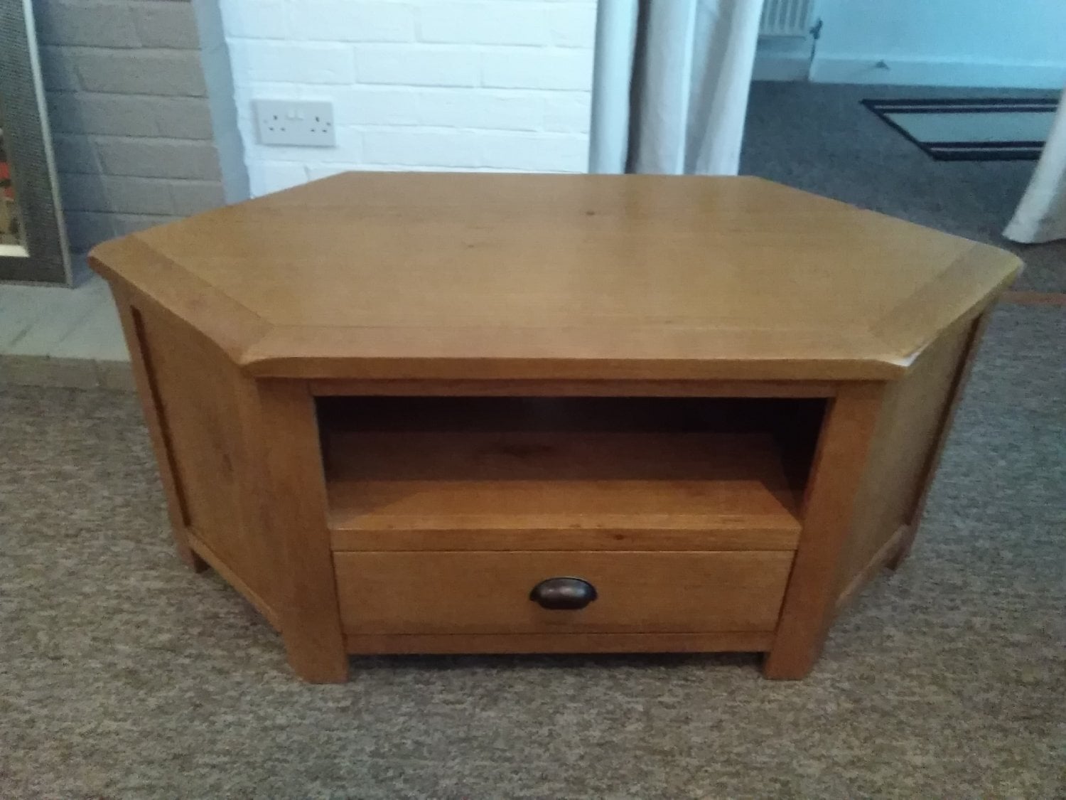 WOOD CORNER TV STAND SIZE   1000mm x 550mm in Bexhill-On-Sea