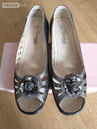 Women's peep toe shoes