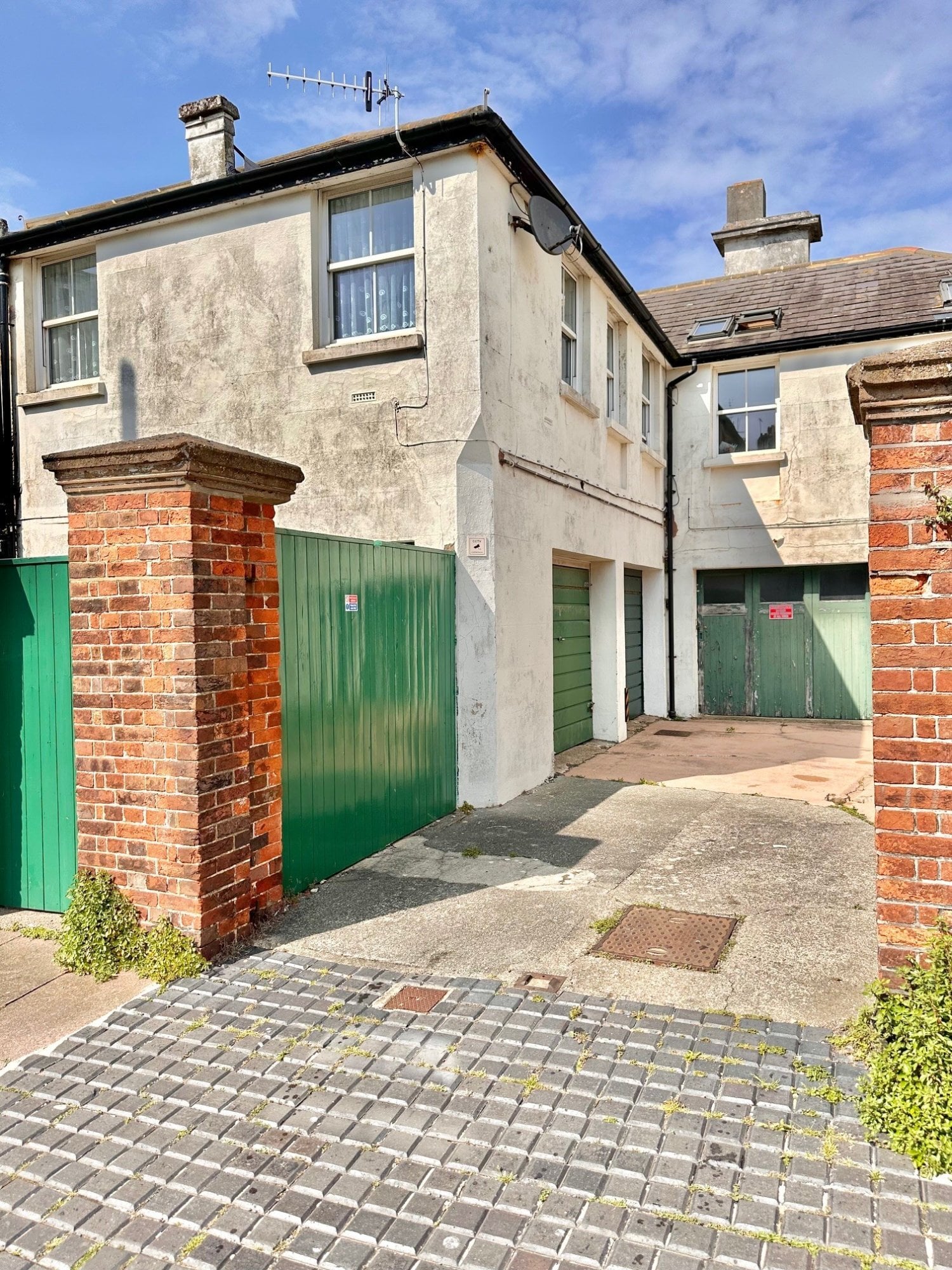 Garage in Town Centre with flats above - Garages & Parking in Eastbourne