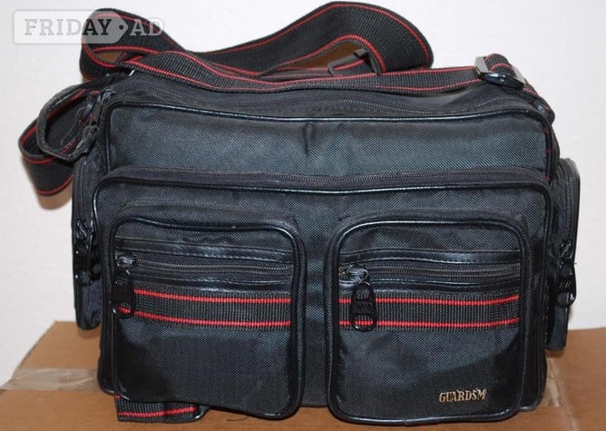Horsham Minolta 9000 camera, set of four lenses, flashgun, user’s manual, paperback book and camera bag.