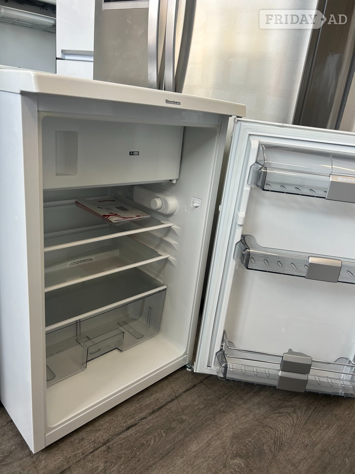 St. Leonards-On-Sea WHITE BLOMBERG FRIDGE BOX