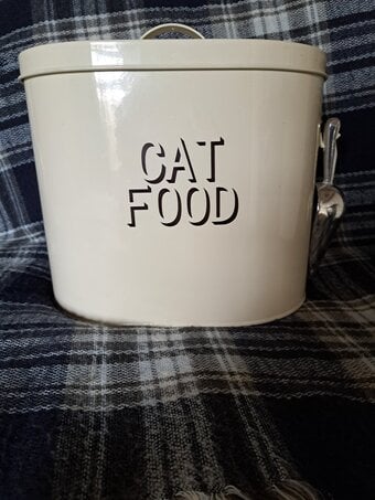 CAT FOOD STORAGE CONTAINER WITH SCOOP. CREAM POWDER COATED METAL