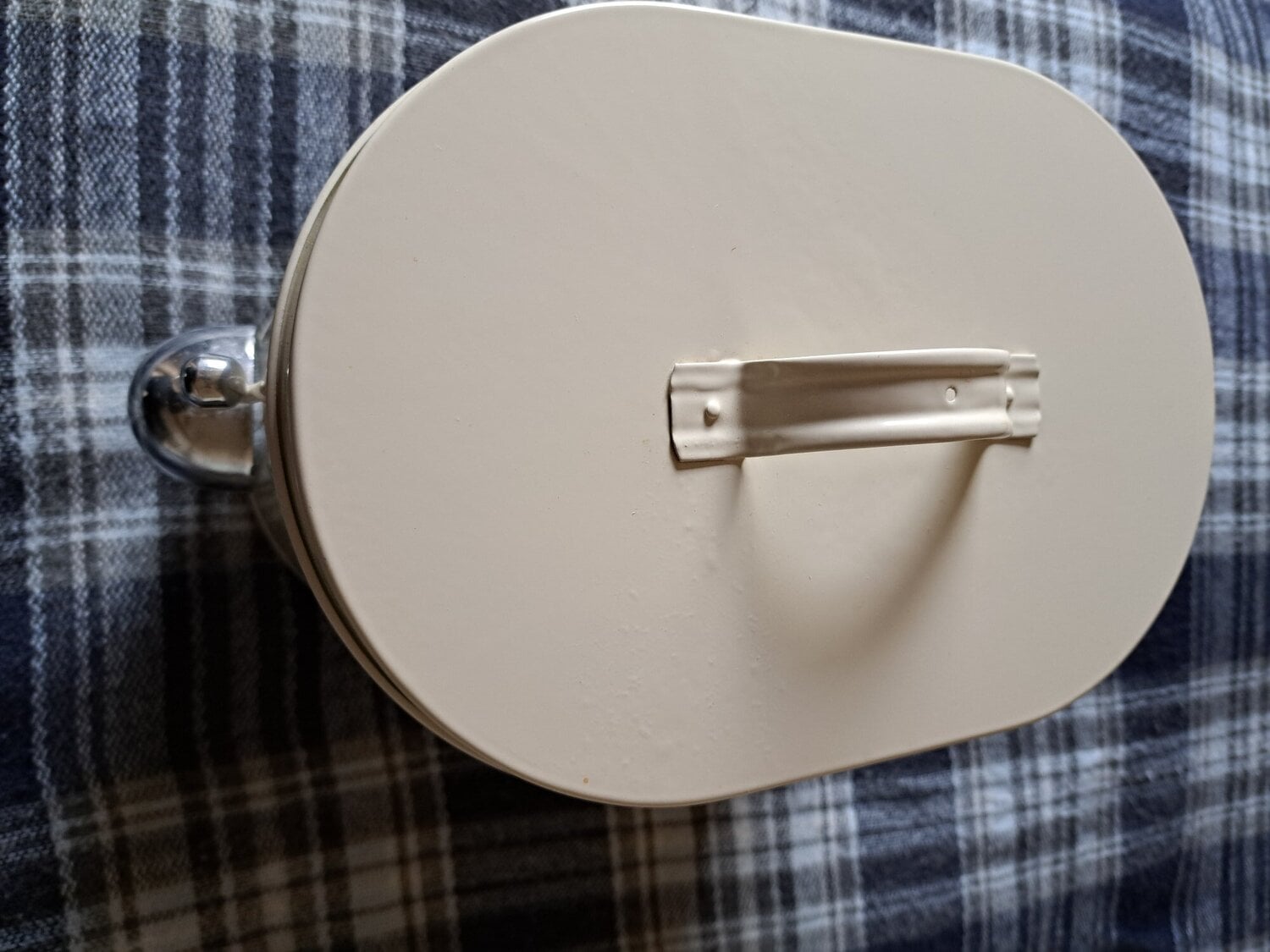 Hartley Wintney CAT FOOD STORAGE CONTAINER WITH SCOOP. CREAM POWDER COATED METAL