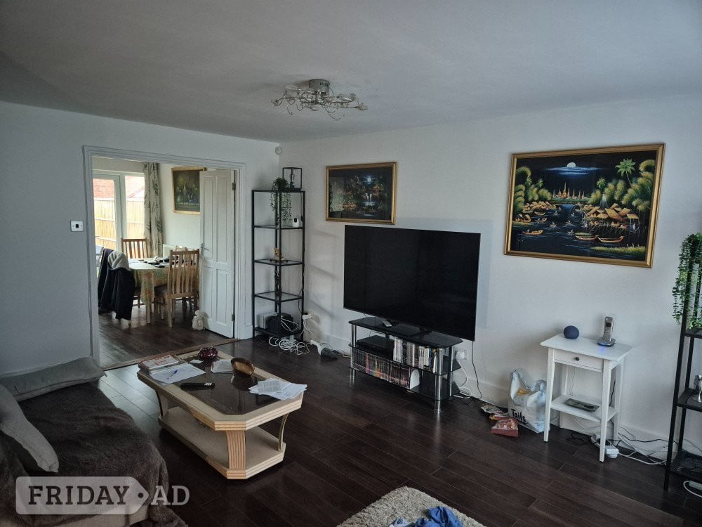 Professional male has room to let in Swindon. - Rooms in Swindon