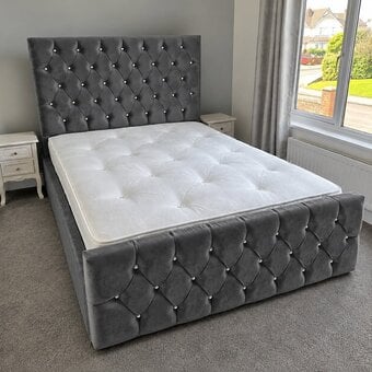 5t king size chesterfield bed with Diamond buttons for sale opt m