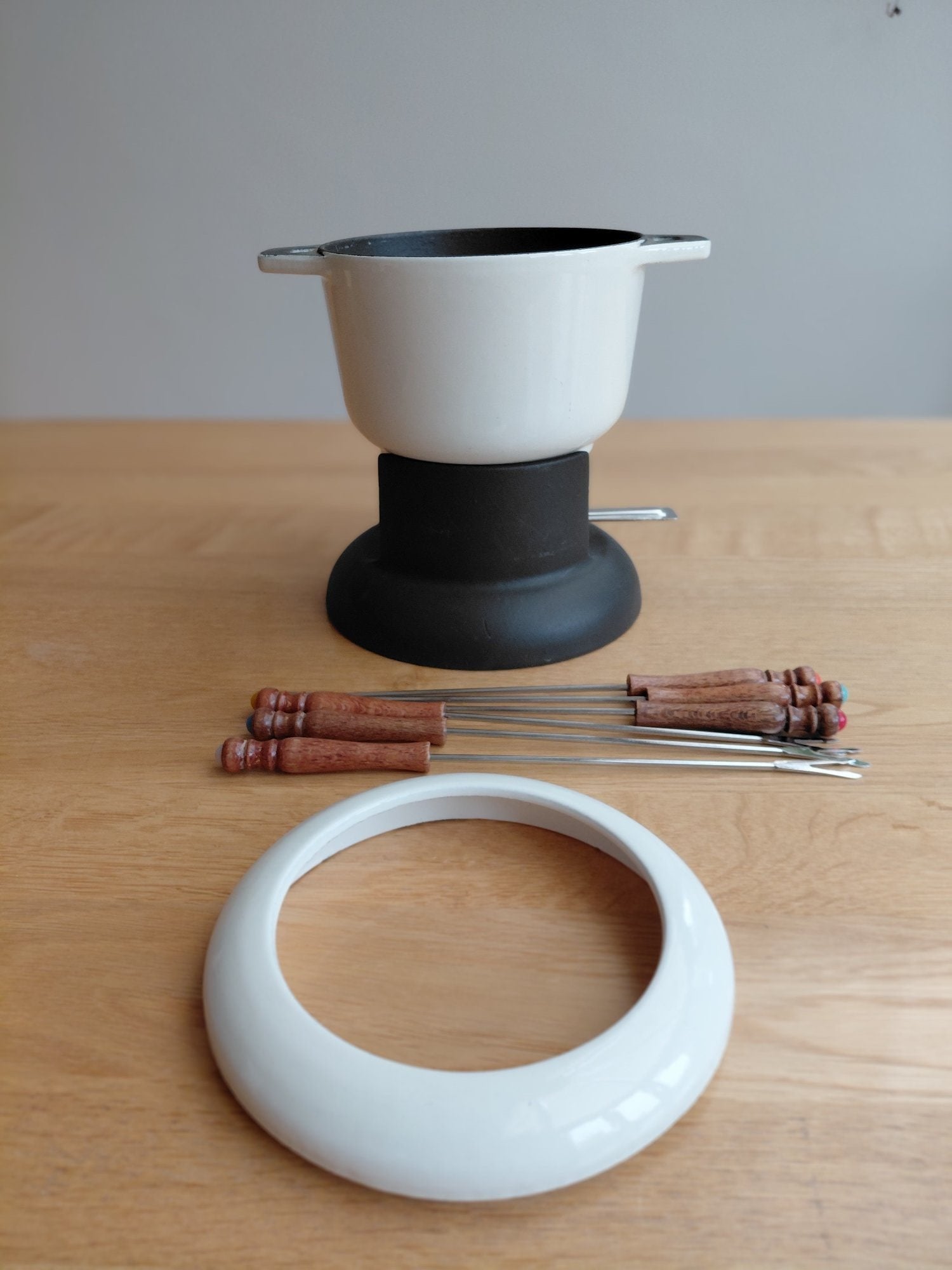 Winchester Fondue Set with 6 Forks – White, Good Condition