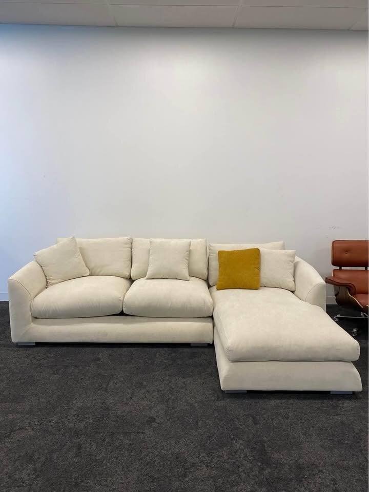 Brand new L Shape Corner Sofa  with Chaise Lounge For Sale in London
