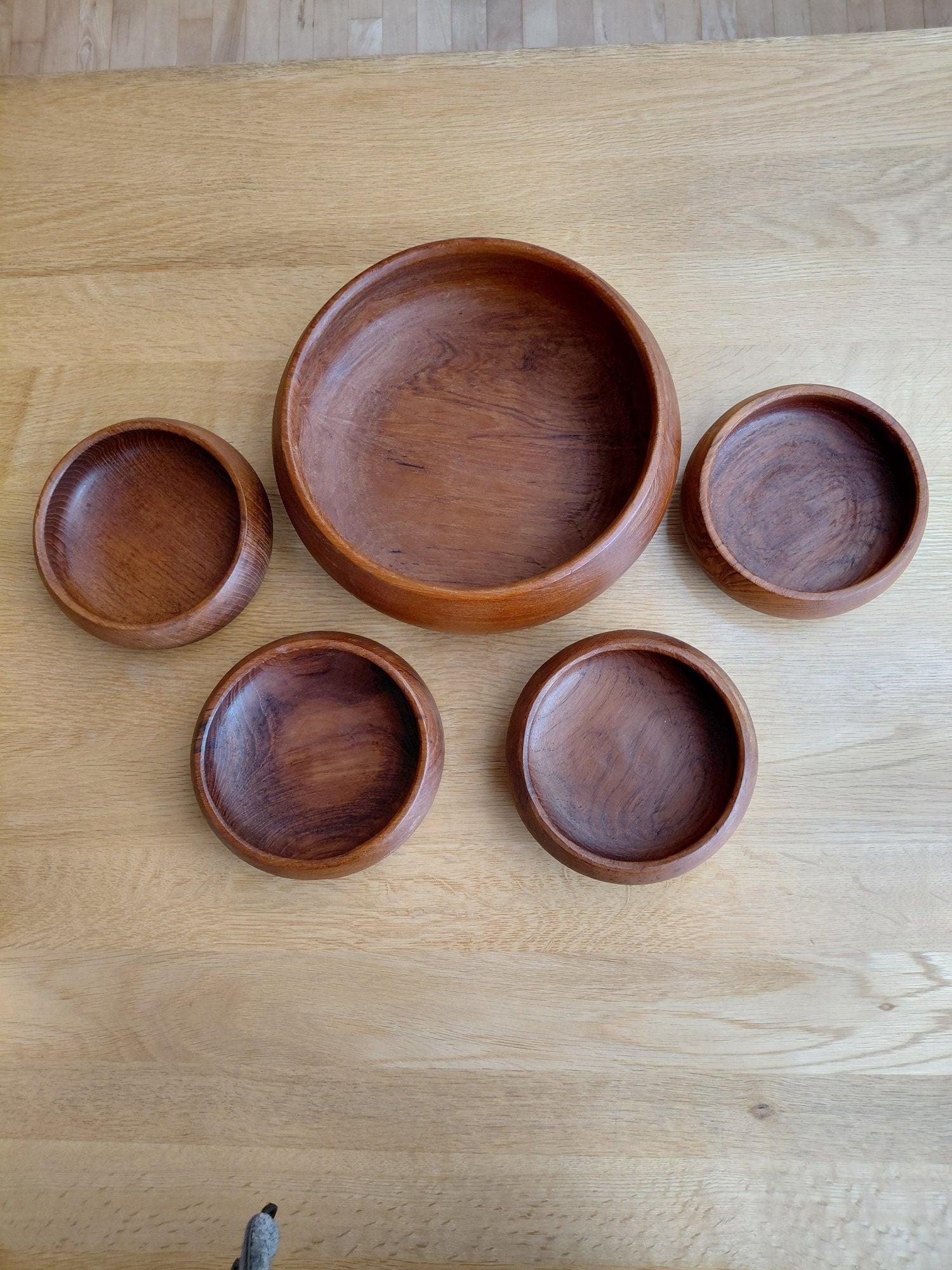 Winchester Set of 5 Wooden Teak Bowls – Good Condition