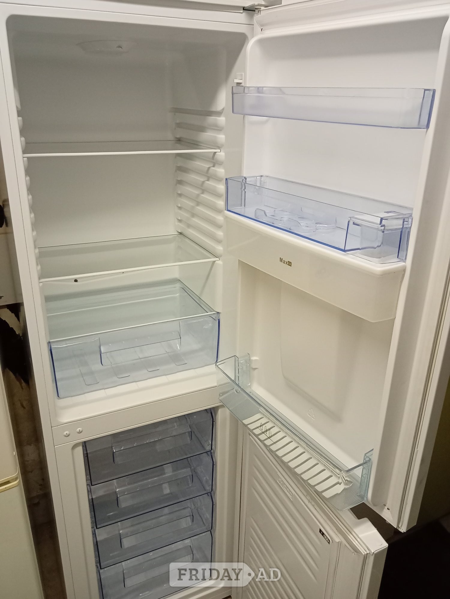 Swan fridge freezer with water dispenser 