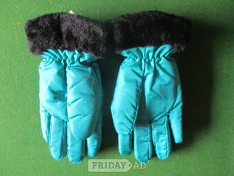 Turquoise coloured gloves age 6 – 9