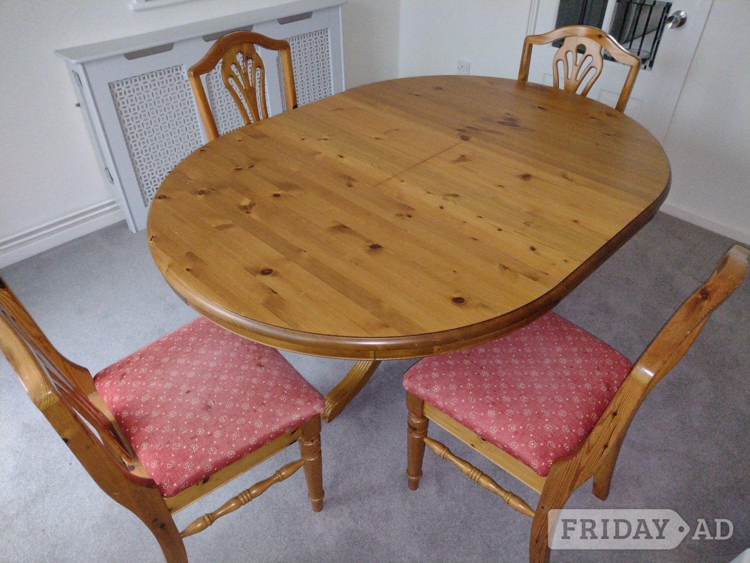 Ducal Victoria pine extending dining table with pedestal base. - Furniture in Gravesend
