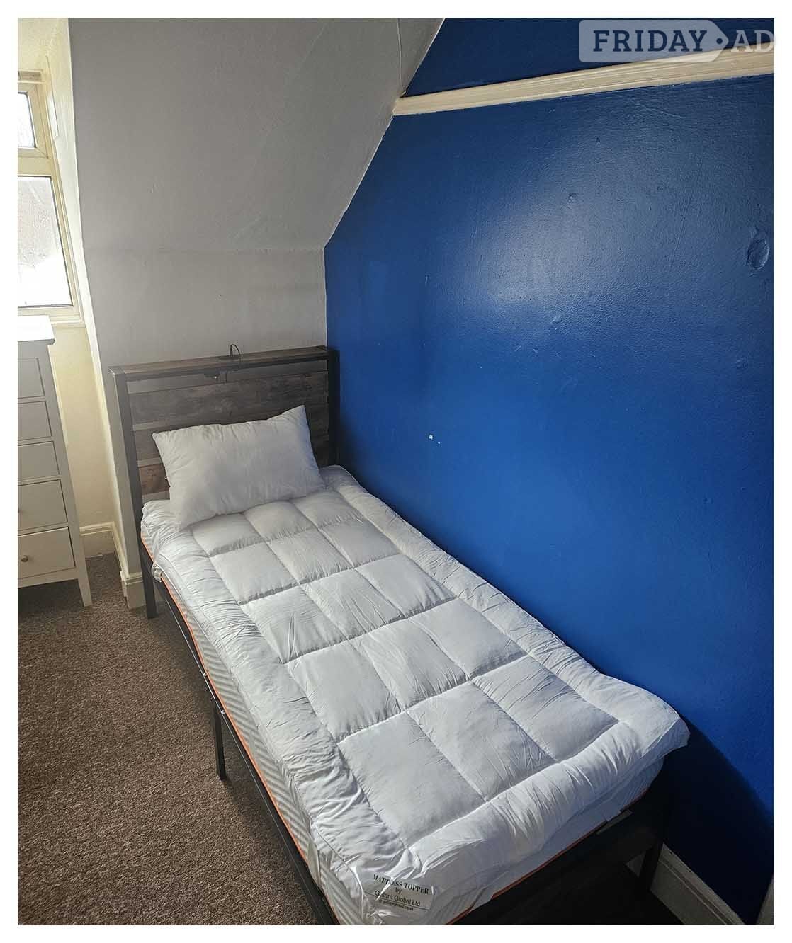 Worthing Single room to rent in a shared 3 bedroom apartment