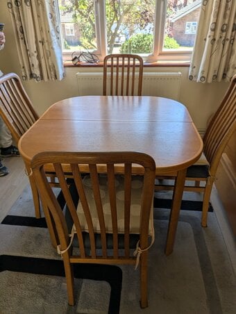 Teak extendable dining tale and six chairs in very good condition