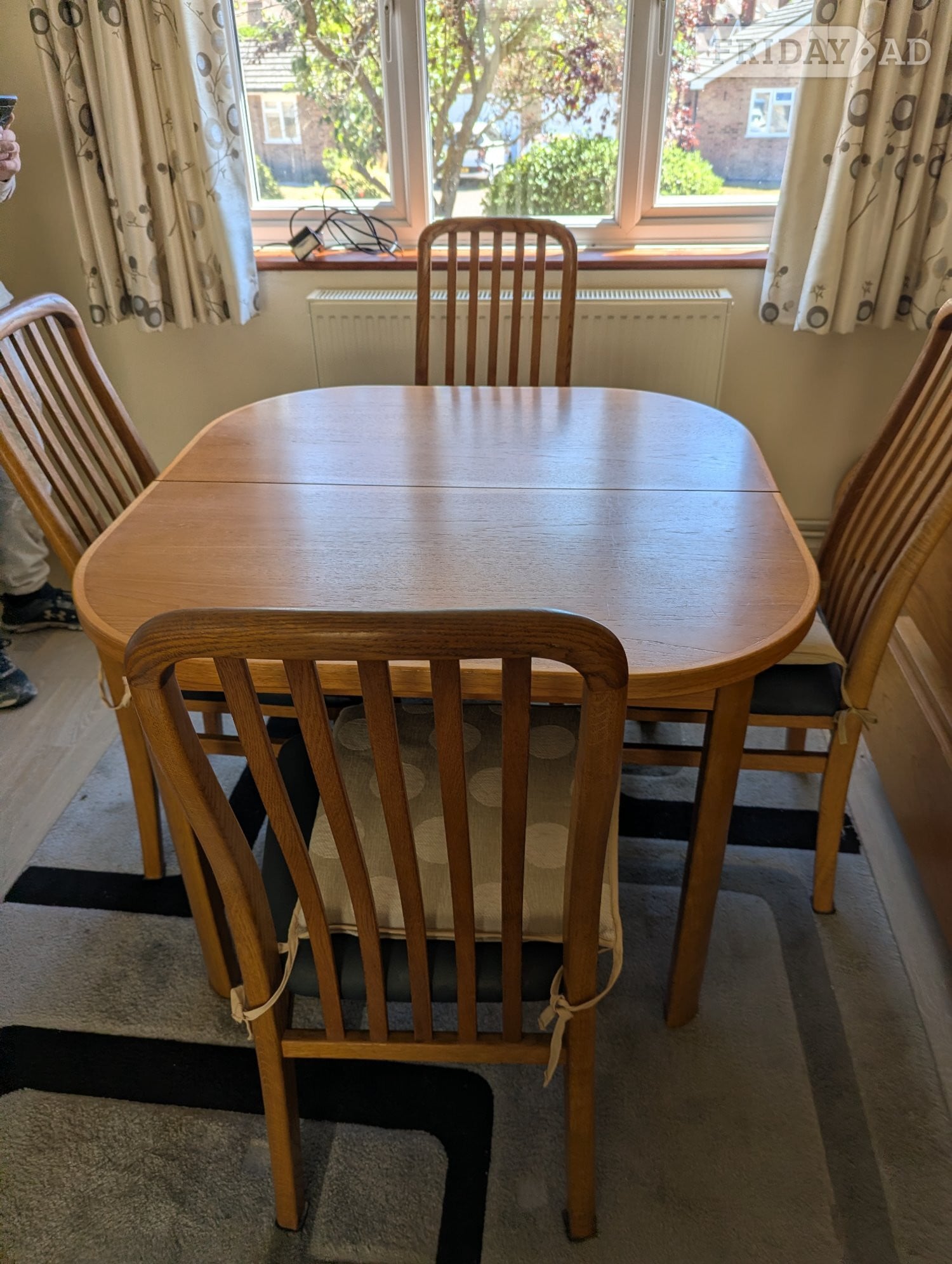 Teak extendable dining tale and six chairs in very good condition in Redhill
