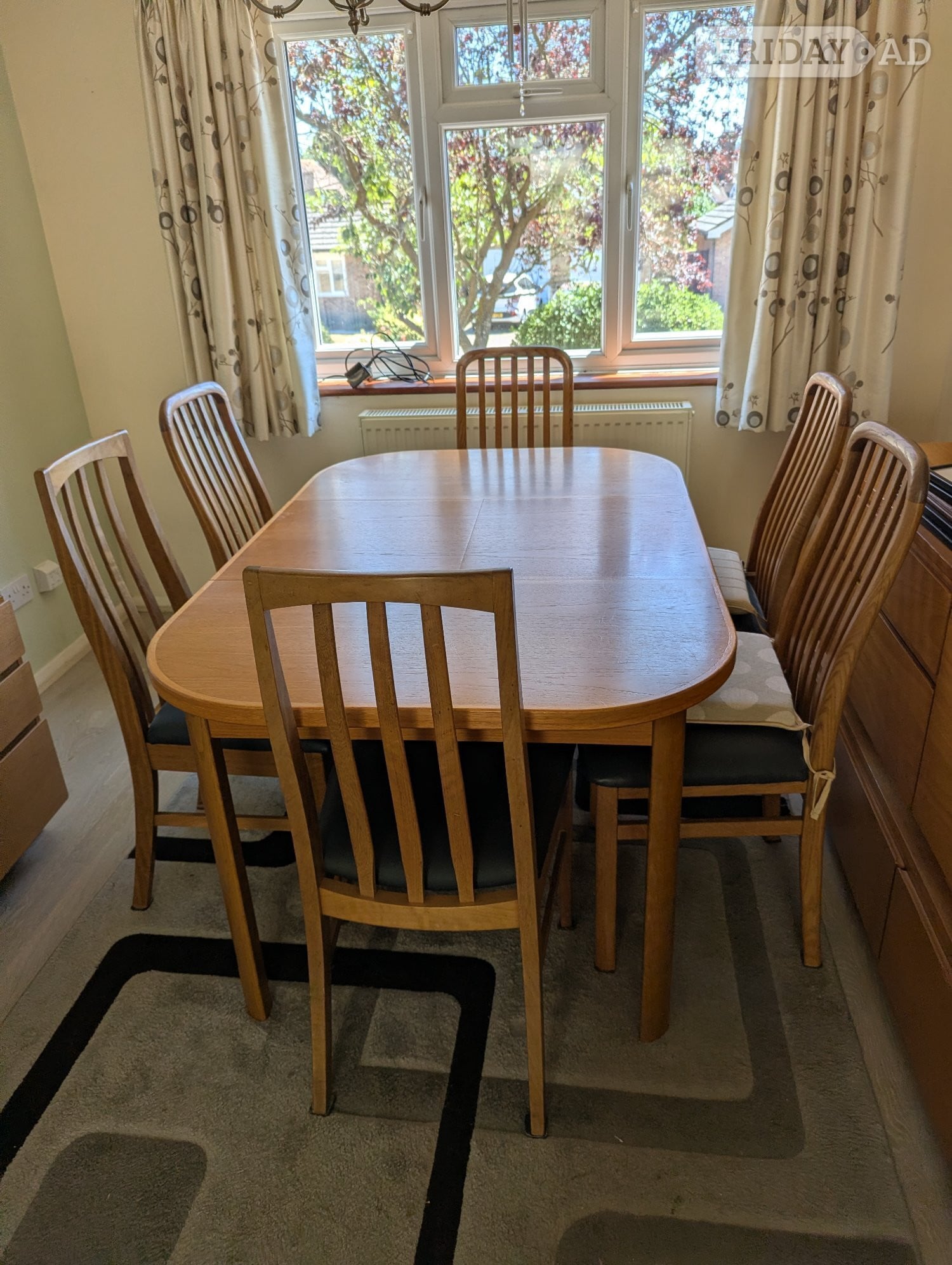 Teak extendable dining tale and six chairs in very good condition