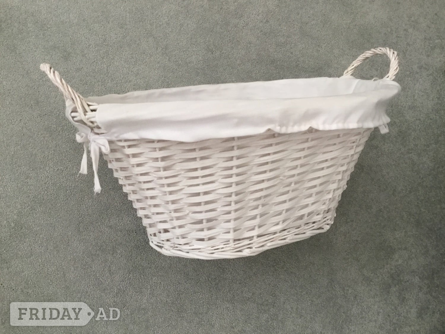 White woven basket with lining