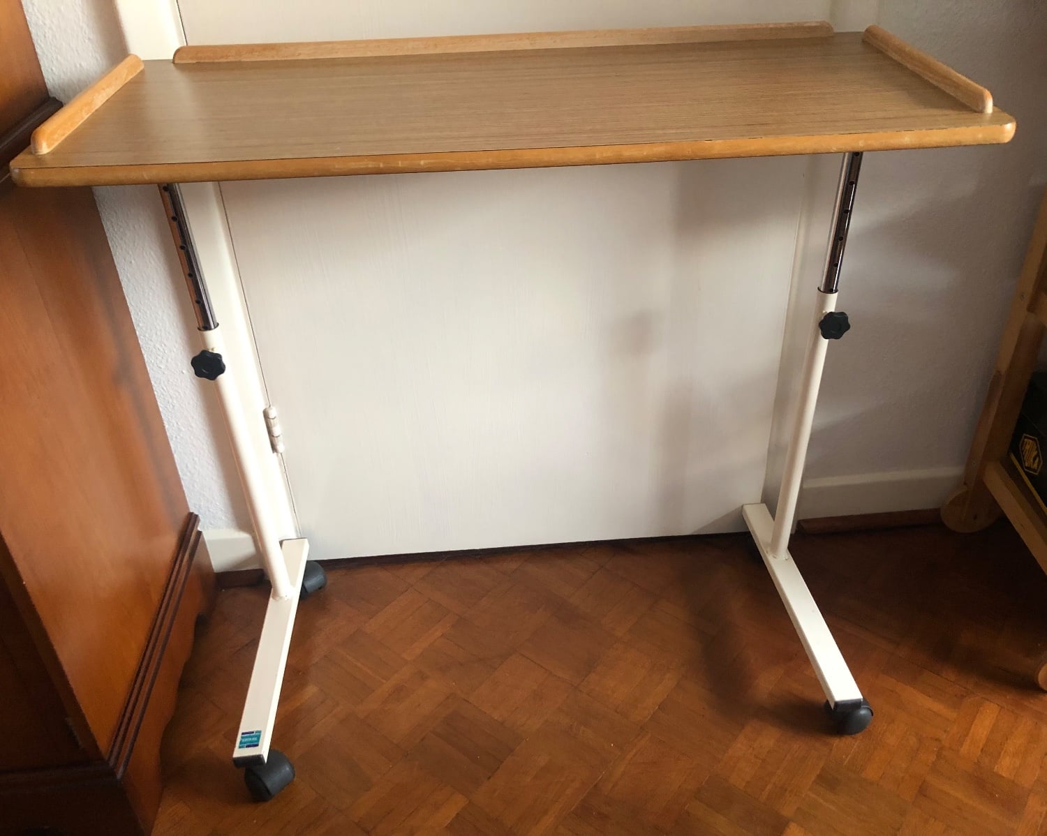 Table on wheels 