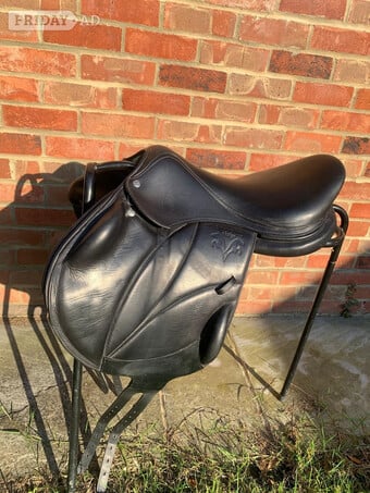18" Voltaire Lexington Jump Saddle with Stuttgart Seat in Black