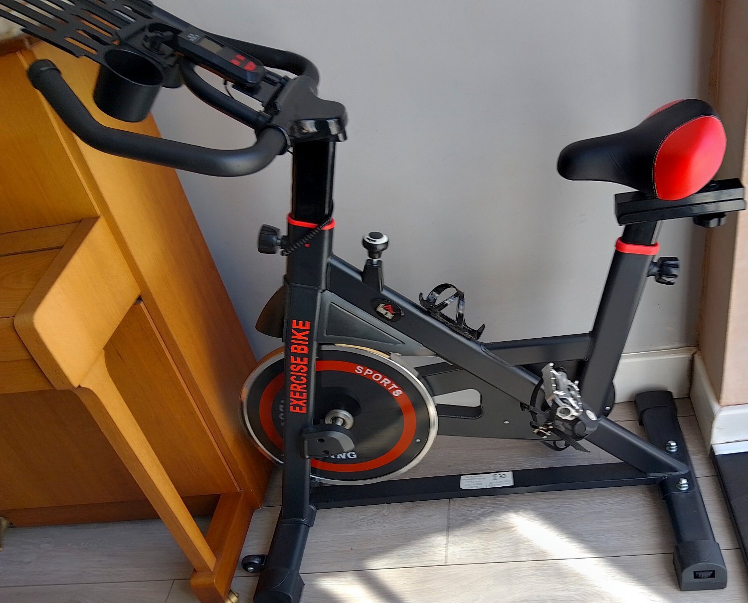 HOMCOM Upright Exercise Bike - Sports Equipment in Bromley