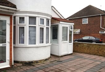 One bedroom groundfloor flat with separate kitchen