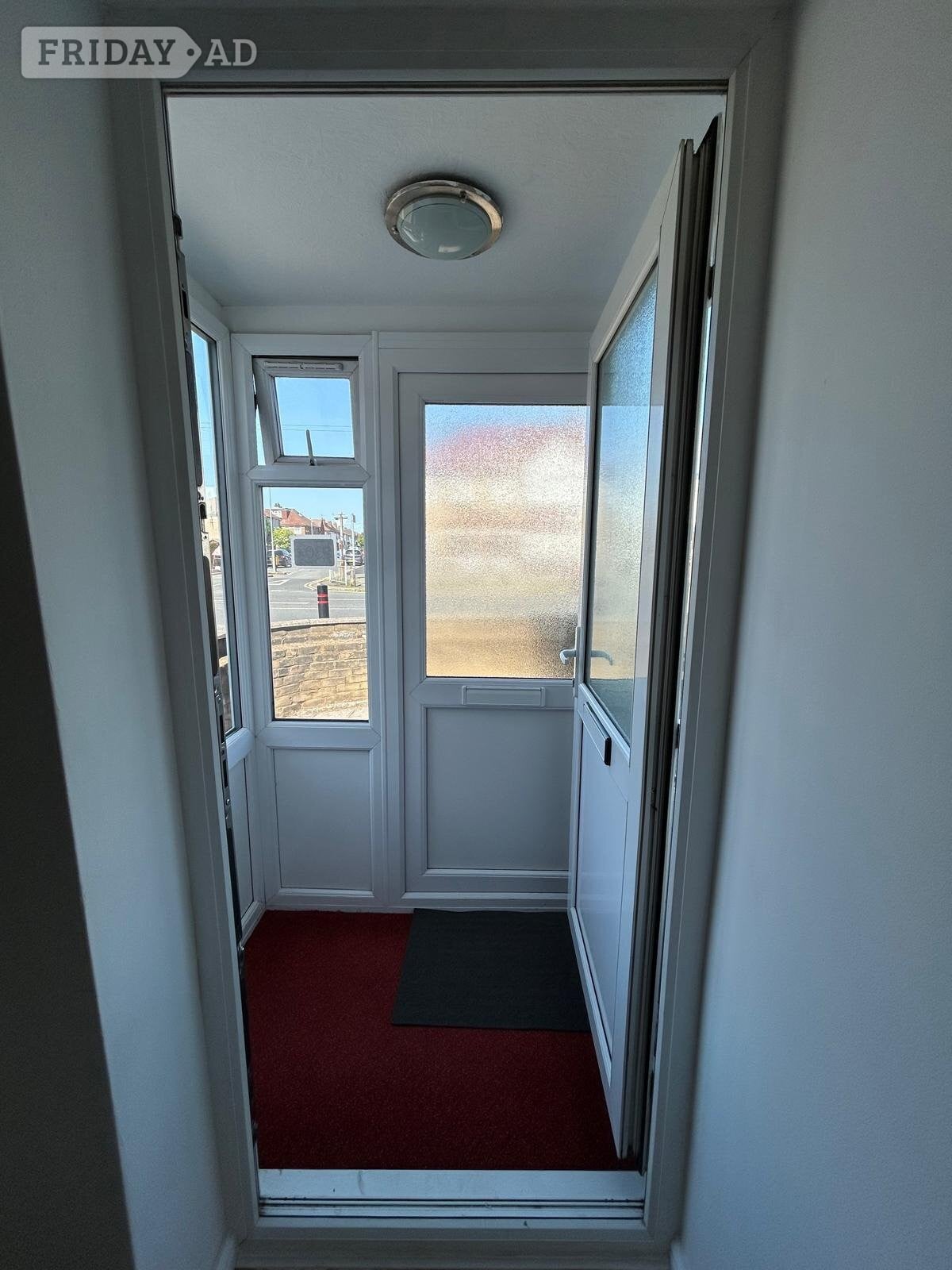 One bedroom groundfloor flat with separate kitchen