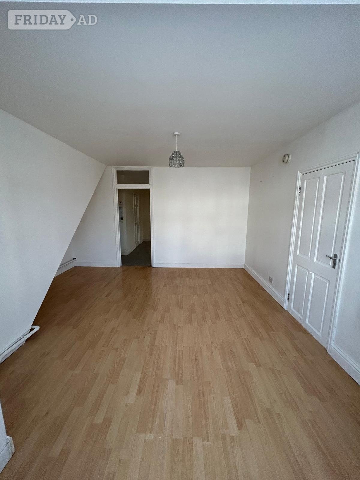 One bedroom groundfloor flat with separate kitchen - Flats & Apartments in Hillingdon
