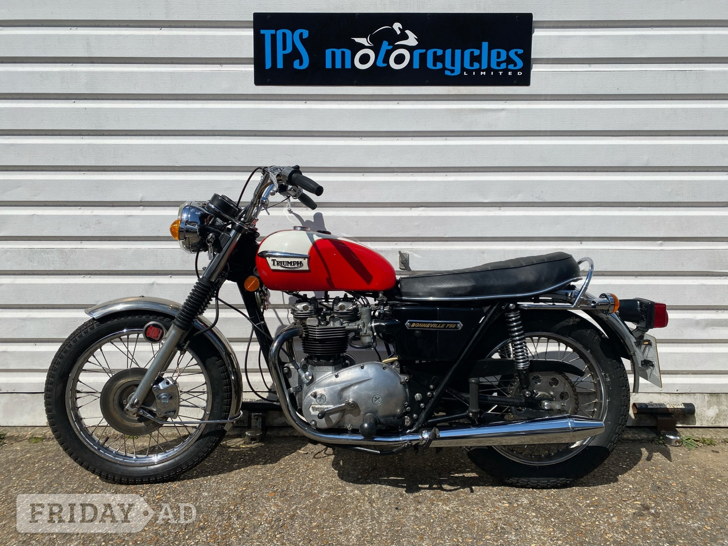 Triumph Bonneville 1977 in Eastbourne