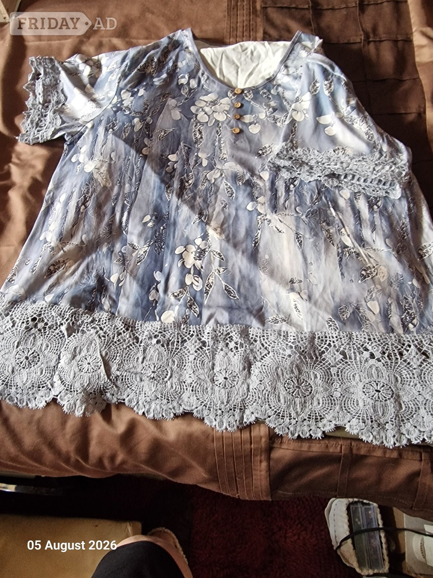 Womens tops with lace trimming 