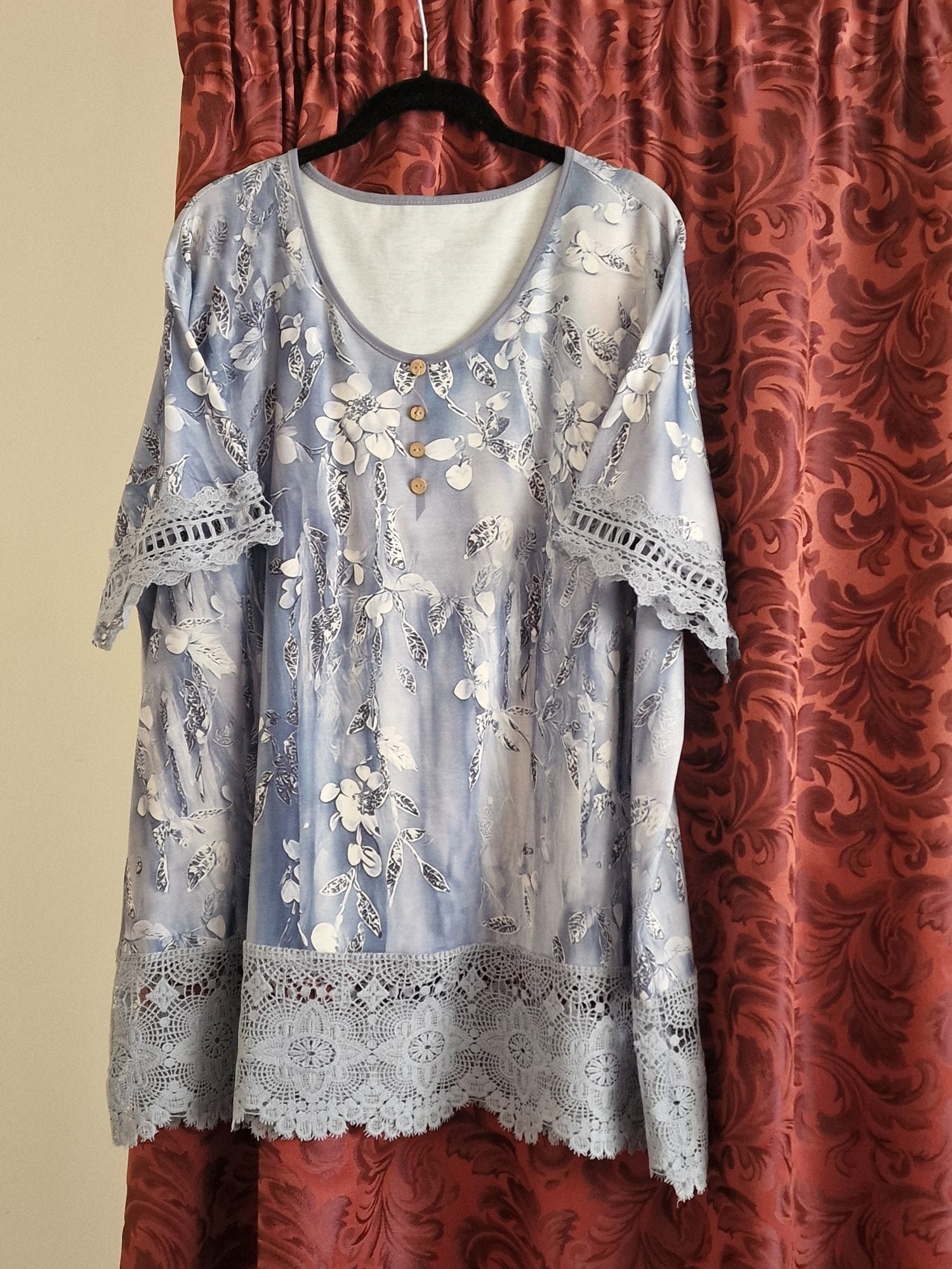 Womens tops with lace trimming 