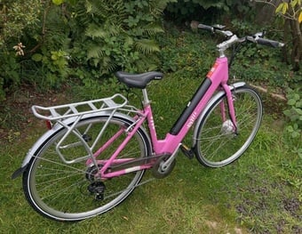 🌸 Beautiful Fuchsia Pink Emu Roam Free Electric Bike –like new 