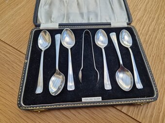 SILVER TEASPOON SET PLUS TONGS IN CASE