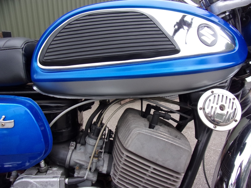 Suzuki T305 1969 - Motorbikes, Scooters & Quads