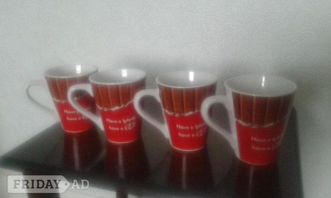 4 KIT KAT MUGS