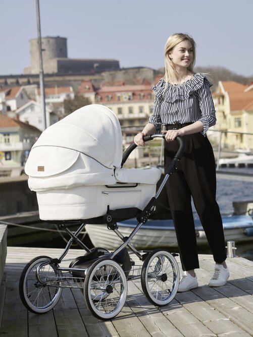 EmmalJunga Mondial De Luxe - Classic White Leatherette Pram Package
