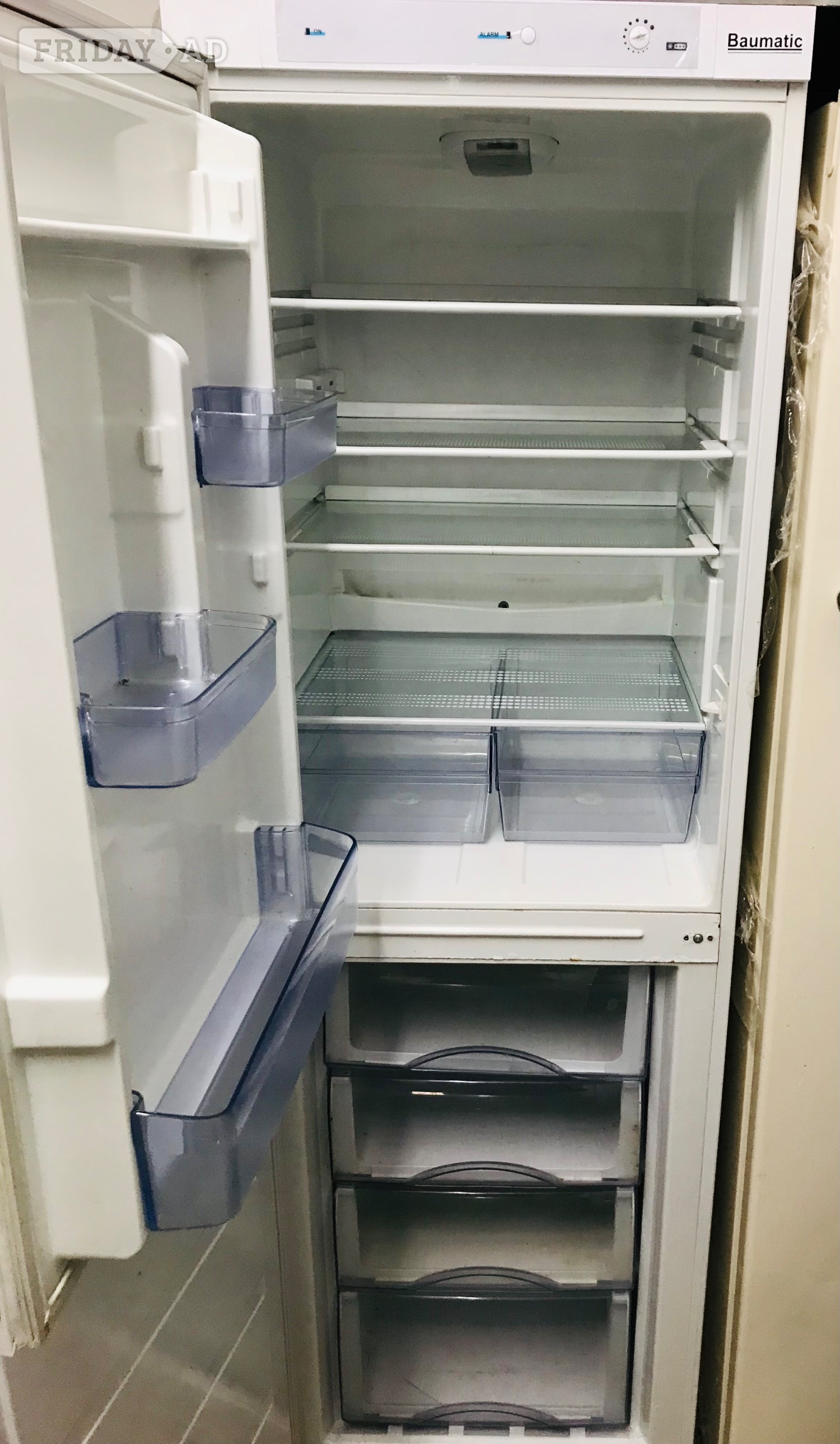 Baumatic integrated fridge freezer in great condition 