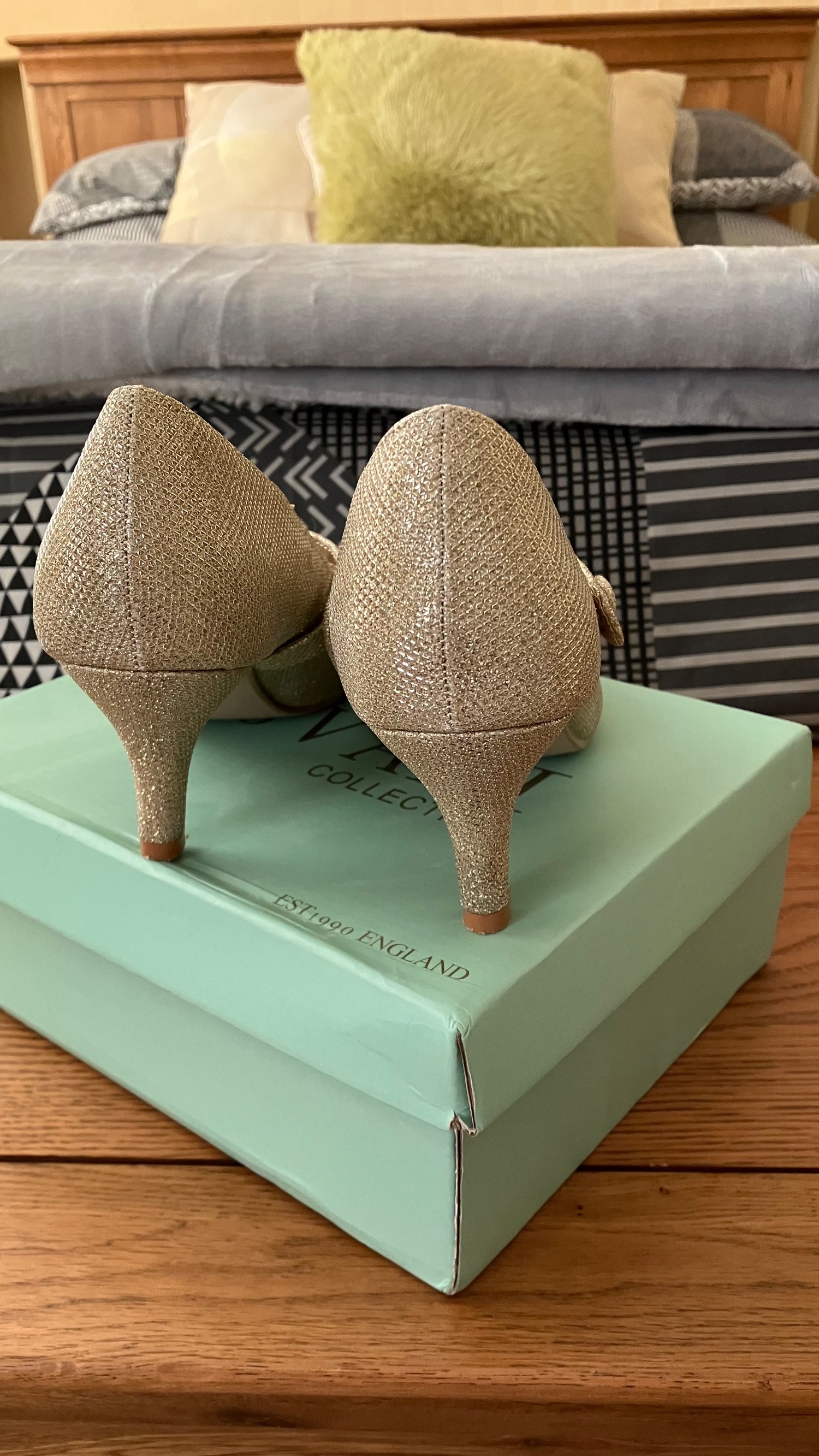 Ajvani sparkling gold high heels Size 5 Like new