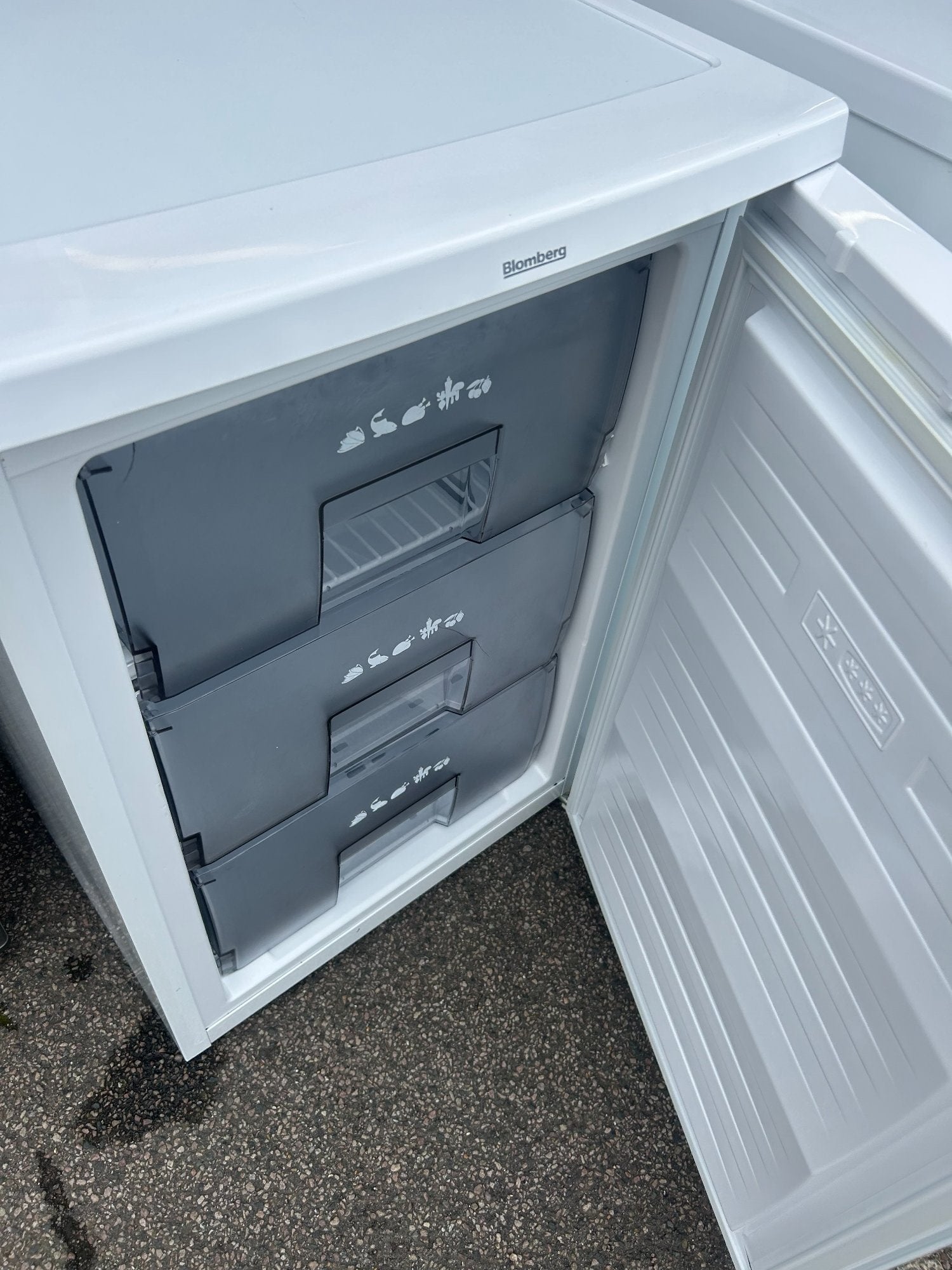 BLOMBERG UNDERCOUNTER FREEZER