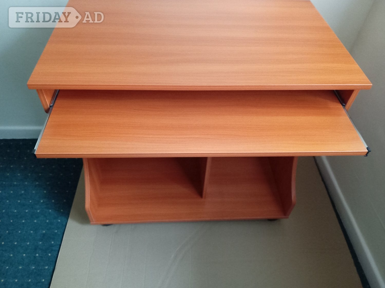 Compact computer desk 